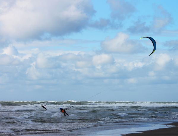 Feuerwehr und DGZRS retten Kite-Surfer