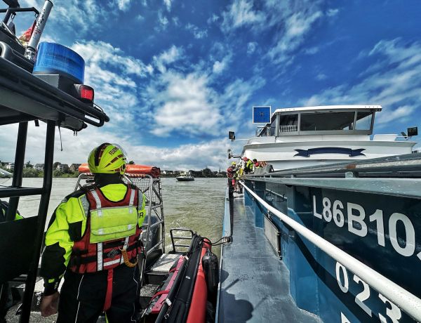 Rauchentwicklung Binnenschiff Rhein